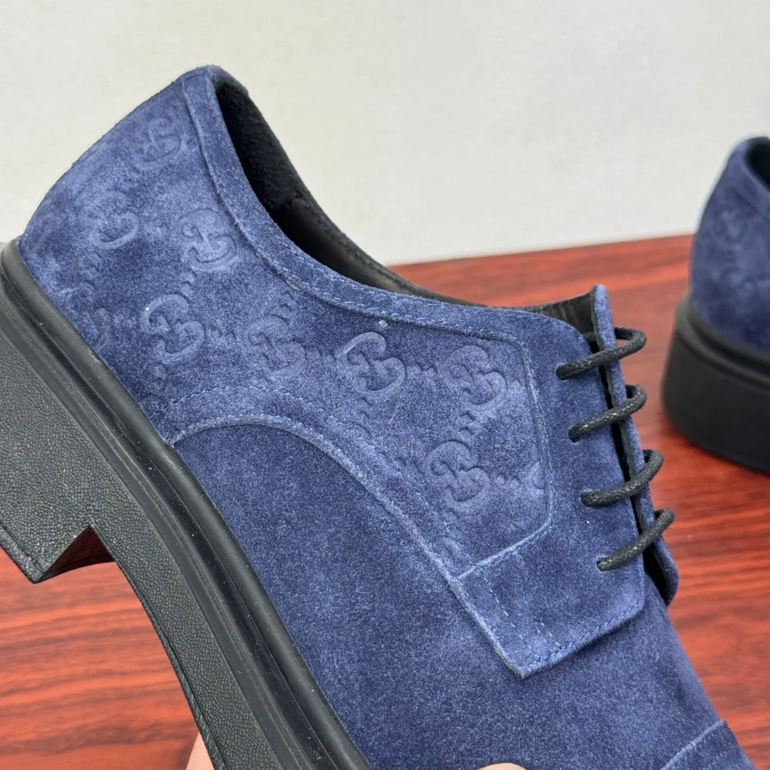 Batch 800 Gucci/Gucci new men's lace-up shoes with GG details, suede leather derby shoes! Rooted in the brand's heritage, these men's lace-up shoes are crafted from suede calfskin and embellished with GG-print embossed suede details in homage to Gucci's iconic monogram. The rubber sole decorated with GG pattern adds a touch of modern fashion to this design. Typical three-joint style design. European and American classic version, full calfskin lining. The overall upper texture is soft and the lining is comfortable and breathable. 2CM thickened soft rubber sole, easy to control. Versatile and stylish upper foot, multiple colors available to meet different matching needs, complete package! Size: 39-40-41-42-43-44 leather shoe size (can be customized to 38.45) Item number: 7826Z suede blue